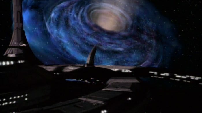 Station Deep Space Nine mit geöffnetem Wurmloch im Hintergrund