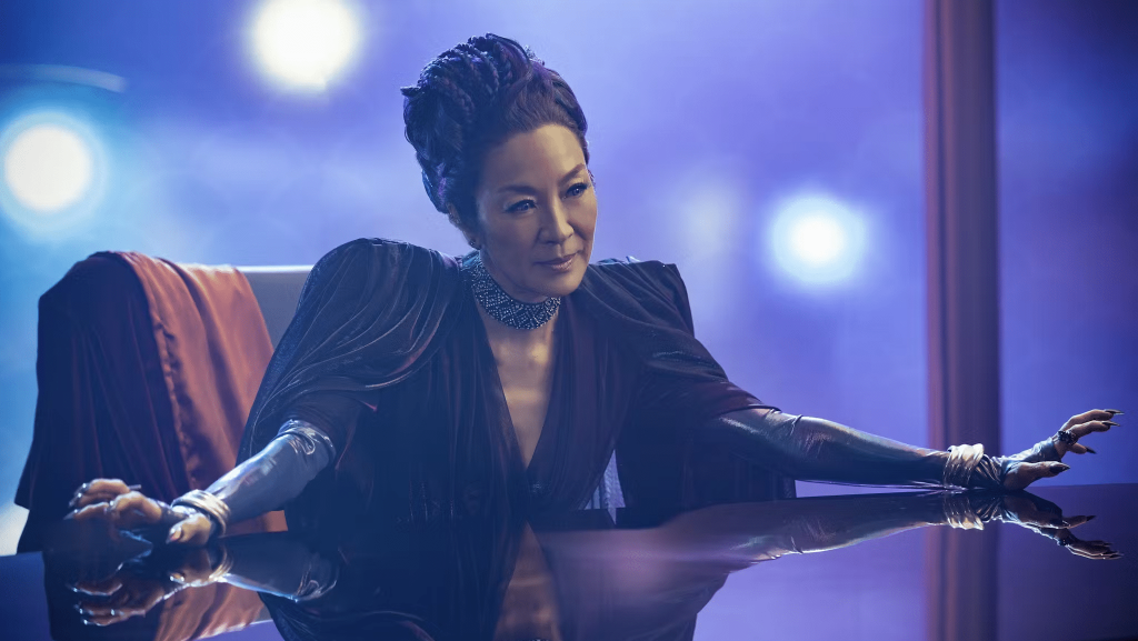 Philippa Georgiou (Michelle Yeoh) an ihrem Schreibtisch