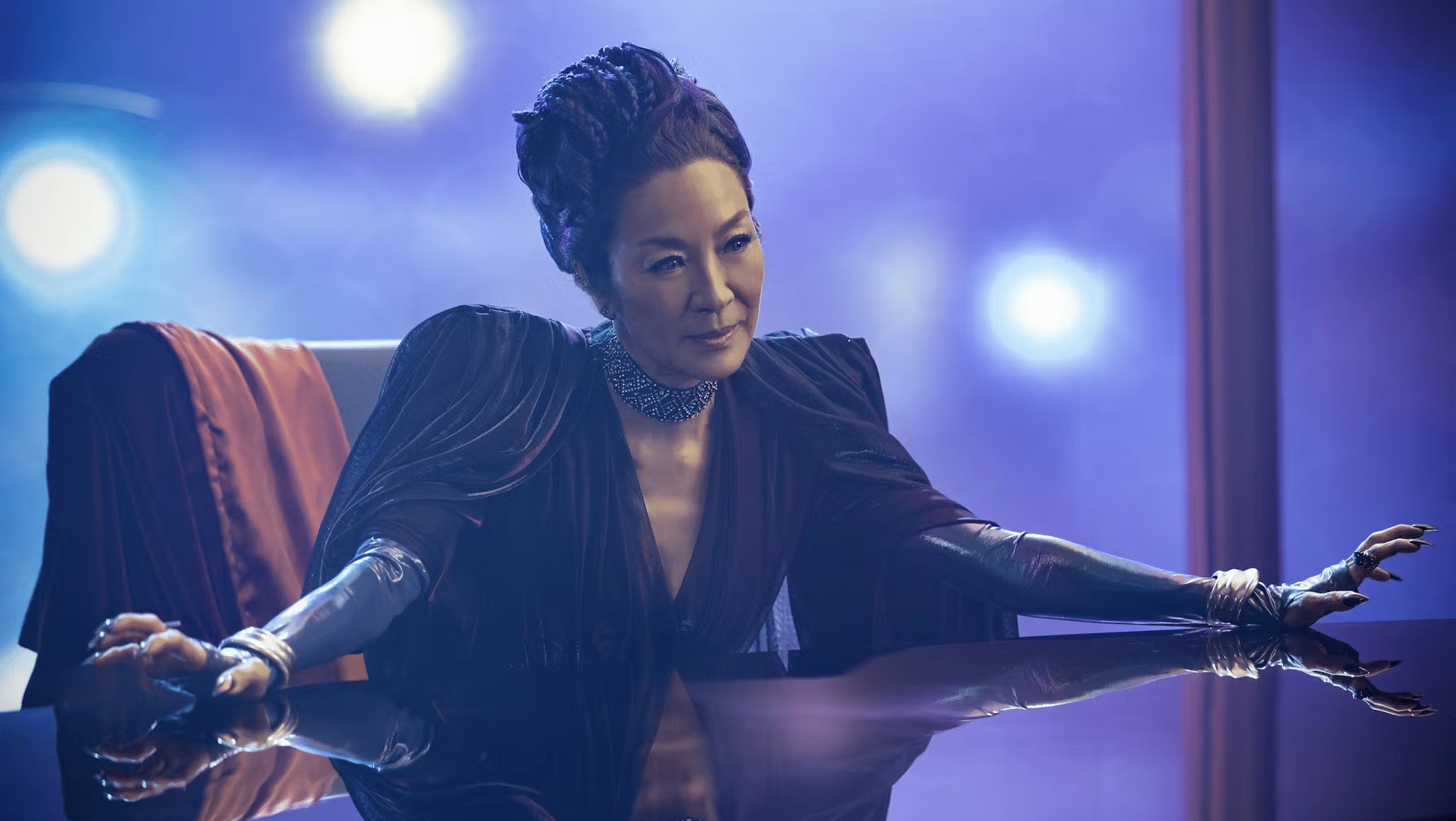 Philippa Georgiou (Michelle Yeoh) an ihrem Schreibtisch