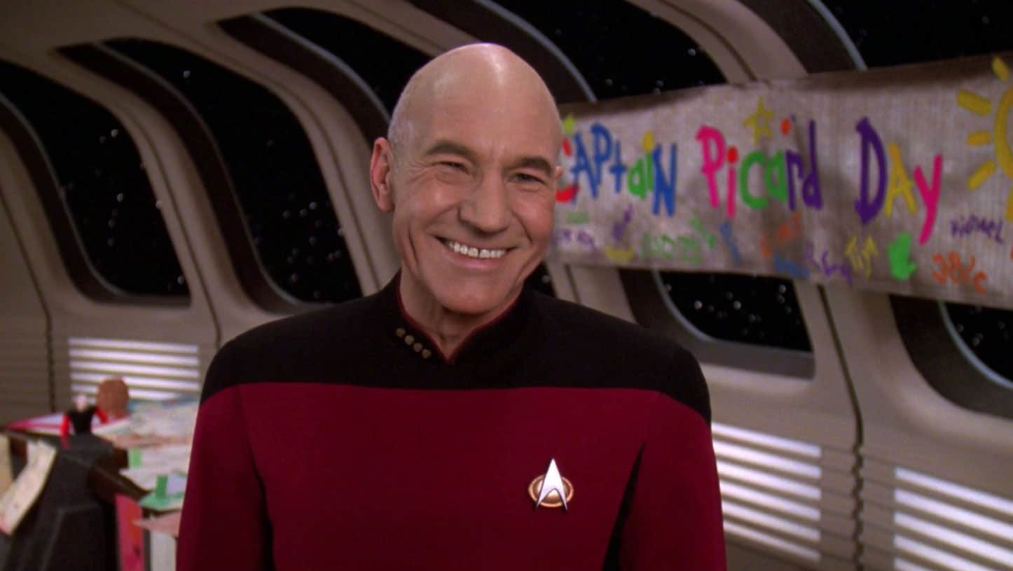 Jean-Luc Picard vor einem "Captain Picard Day" Banner