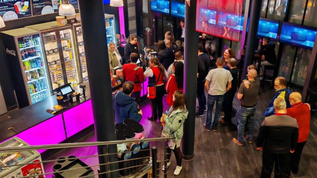 Schlangestehen beim Popcornstand