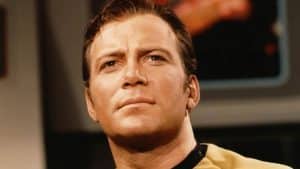 William Shatner als James T. Kirk auf der Brücke der USS Enterprise