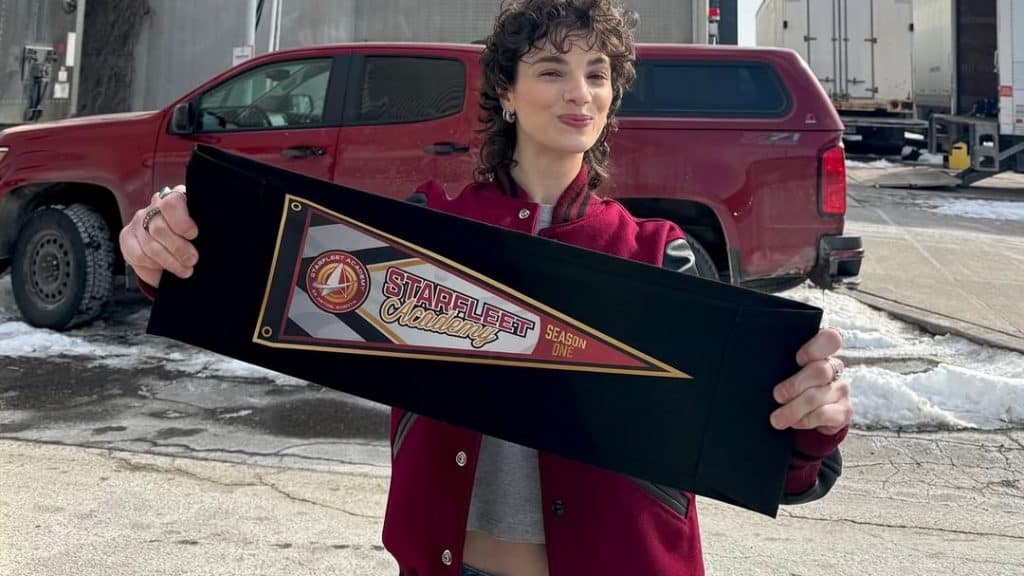 Zoe Steiner mit 'Starfleet Academy Season One'-Banner vor The Star Trek Stage