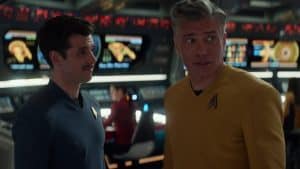 Dan Jeannote als Lt. Sam Kirk (l.) mit Anson Mount als Captain Christopher Pike auf der Brücke der USS Enterprise