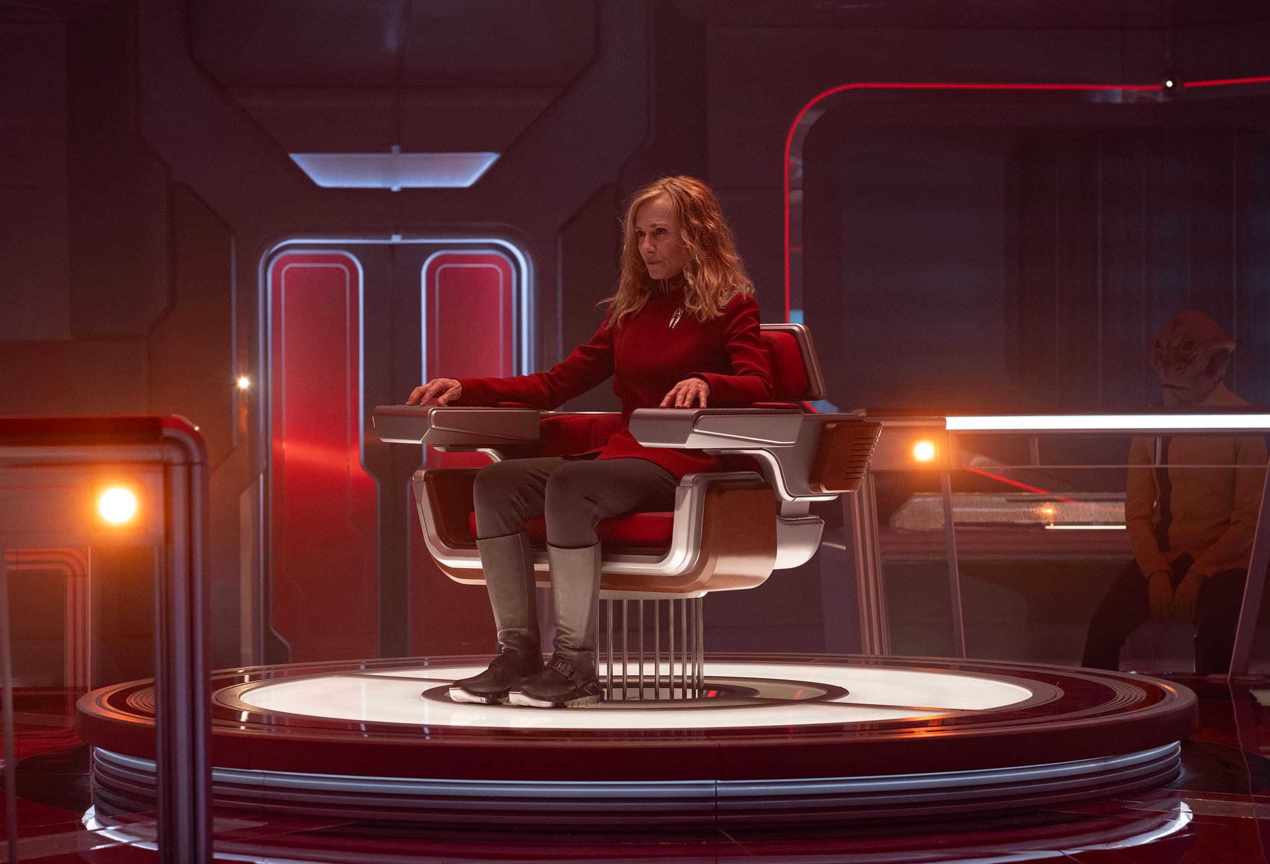 Holly Hunter auf der Brücke des Raumschiffs in Starfleet Academy