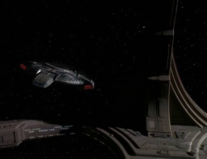 Die USS Defiant an der Raumstation Deep Space Nine Die USS Defiant an der Raumstation Deep Space Nine