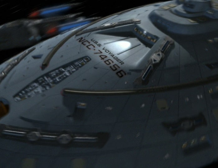 Die USS Voyager Die USS Voyager mit beleuchtetem Schriftzug und Kennung NCC-74656