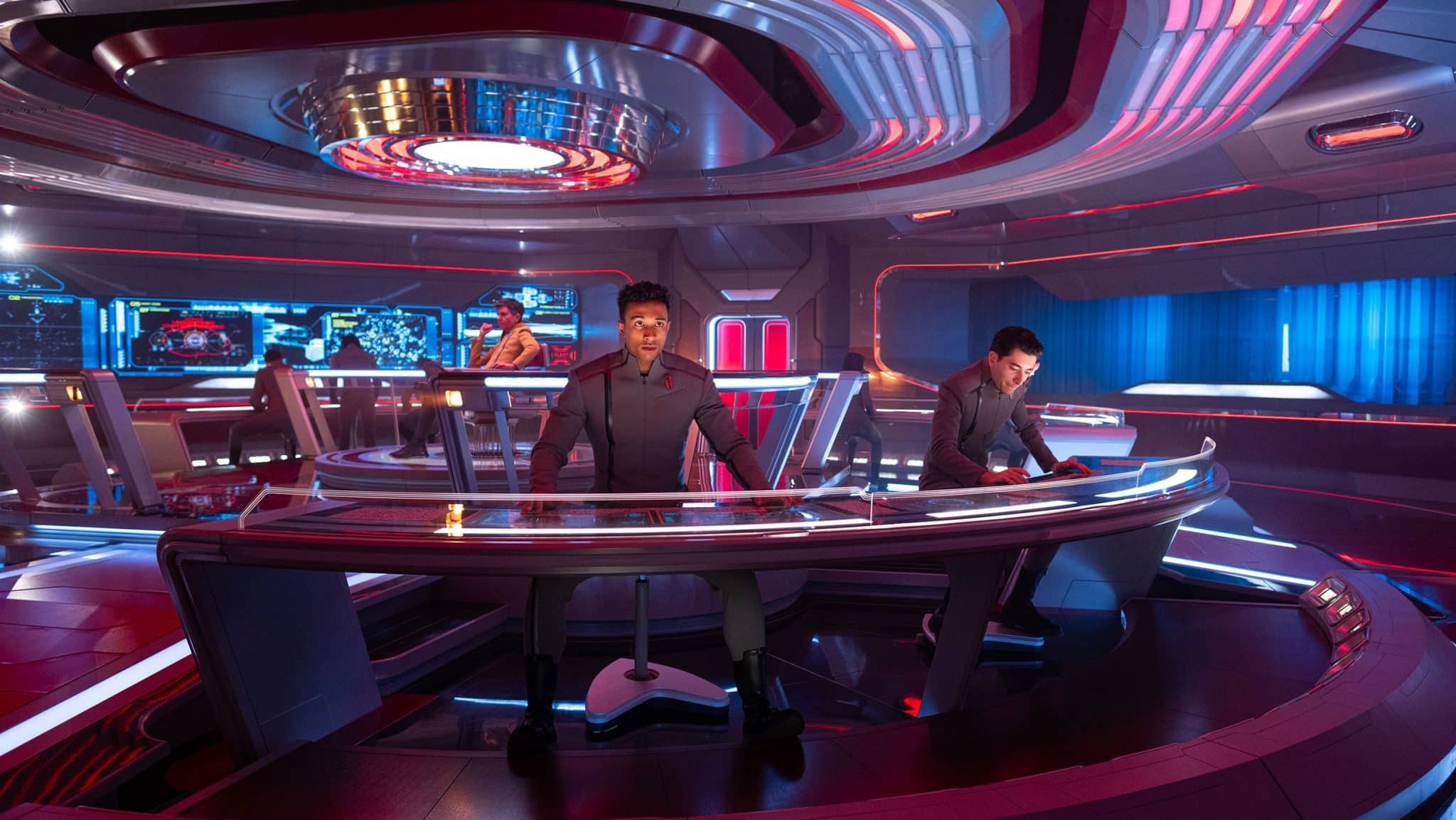 Brücke der USS Athena mit besetzten Stationen