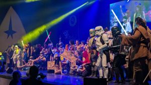 Die Teilnehmer des Cosplay Catwalk auf der Bühne der FedCon 2025