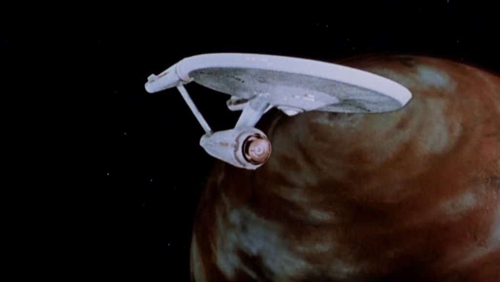 Die Enterprise vor einem roten Planeten
