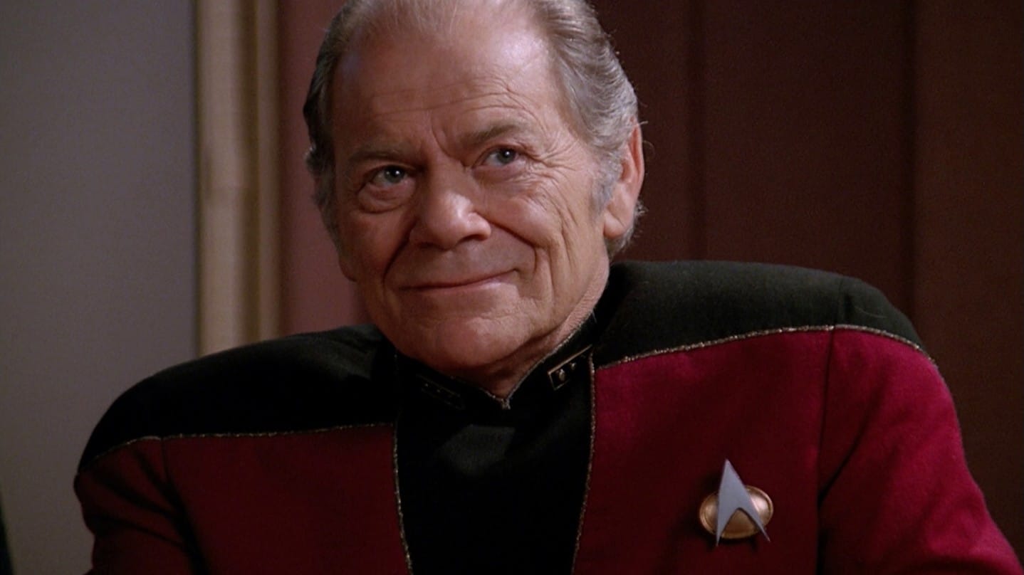 Admiral Hanson an Bord der Enterprise-D